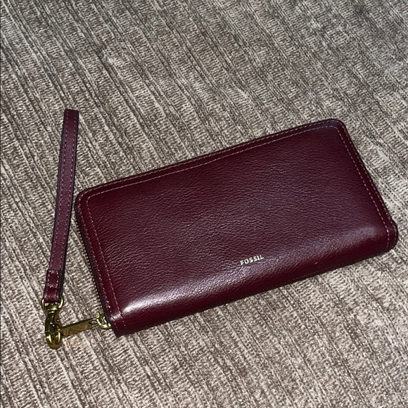 Fossil Cranberry Leather Wristlet Wallet - Picture 1 of 12